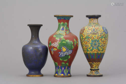 清 銅胎琺瑯花卉紋瓶 共三件 來源:船木家族舊藏