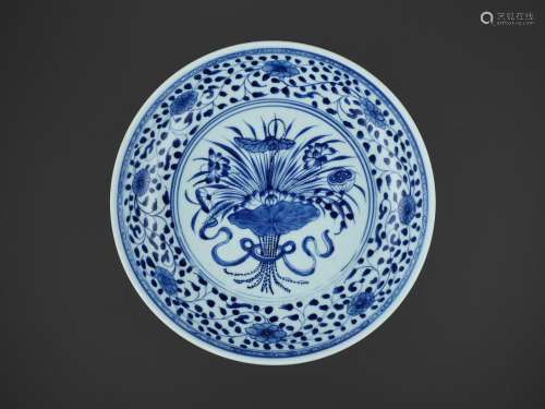 A MING-STYLE BLUE AND WHITE ‘LOTUS BOUQUET’ DISH, 18TH CENTURY