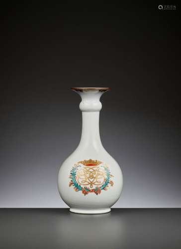 A GILT AND ENAMELED ARMORIAL VASE, QIANLONG PERIOD