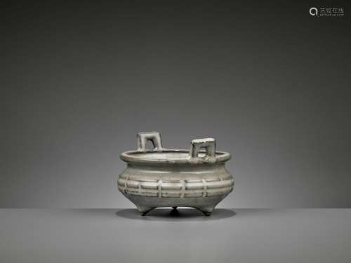 A ‘GUAN’ TRIPOD CENSER WITH TRIGRAM DECORATIONS, QING