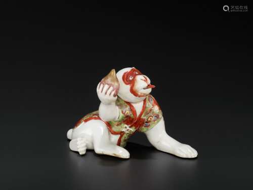 A PORCELAIN FIGURE OF A WHITE-HAIRED MONKEY WITH PEACH, EARLY QING