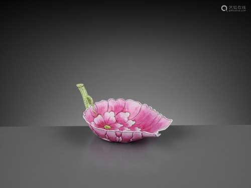 A FAMILLE ROSE ENAMELED ‘LOTUS’ LIBATION CUP, GUANGXU PERIOD AND DATED 1880