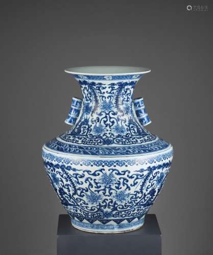 A LARGE ARCHAISTIC BLUE AND WHITE PORCELAIN VASE, HU, LATE QING TO REPUBLIC