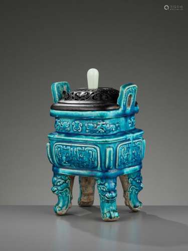 A TURQUOISE GLAZED POTTERY CENSER, FANGDING, 17TH – 18TH CENTURY
