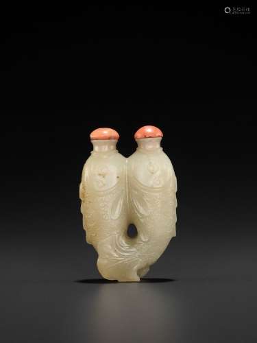 A CELADON JADE ‘DOUBLE FISH’ SNUFF BOTTLE, QING DYNASTY