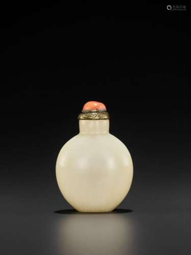 A ‘MUTTON FAT’ WHITE JADE SNUFF BOTTLE, QING DYNASTY