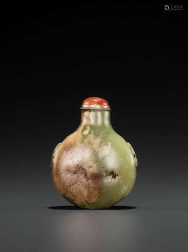 A GREEN AND RUSSET JADE SNUFF BOTTLE, QING DYNASTY