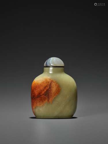 A LARGE YELLOW AND RUSSET JADE SNUFF BOTTLE, QING DYNASTY