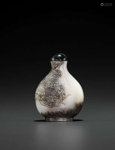 A PALE GRAY JADE ‘DRAGON’ SNUFF BOTTLE, LATE QING TO EARLY REPUBLIC