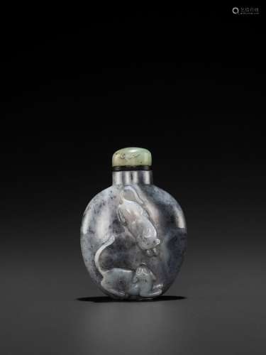 A GRAY JADEITE ‘DOUBLE CAT’ SNUFF BOTTLE, LATE QING TO EARLY REPUBLIC