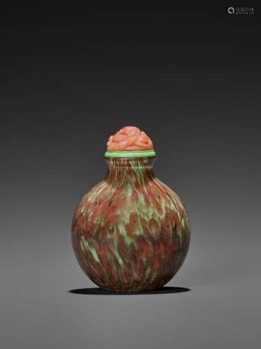 A SANDWICHED GLASS SNUFF BOTTLE, QING DYNASTY