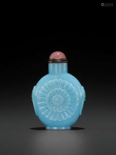 A CARVED ‘CHRYSANTHEMUM’ TURQUOISE GLASS SNUFF BOTTLE, QING DYNASTY