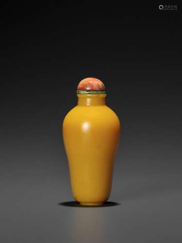 AN IMPERIAL YELLOW GLASS SNUFF BOTTLE, QING DYNASTY
