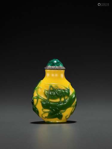 A GREEN ON YELLOW OVERLAY GLASS ‘CRICKET’ SNUFF BOTTLE, 18TH CENTURY