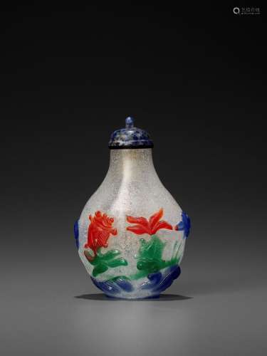 A THREE-COLOR OVERLAY GLASS SNUFF BOTTLE, QING DYNASTY