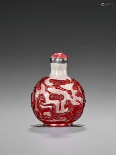 A RUBY-RED OVERLAY SNOWFLAKE GLASS ‘HORSES AND PINE’ SNUFF BOTTLE, QING DYNASTY