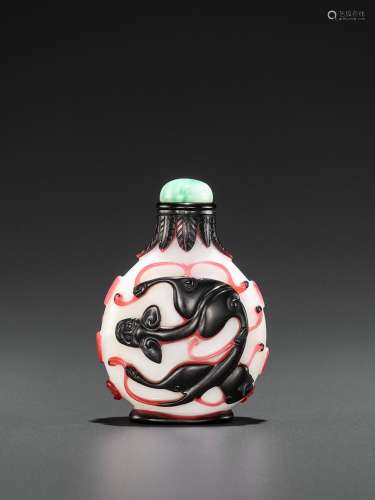 A RED AND BLACK DOUBLE OVERLAY GLASS ‘CHILONG’ SNUFF BOTTLE, YANGZHOU SCHOOL, QING DYNASTY