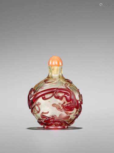 AN IMPERIAL ‘CHILONG AND LINGZHI’ OVERLAY GLASS SNUFF BOTTLE, 18TH CENTURY