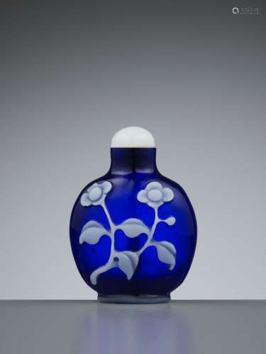 A WHITE OVERLAY SAPPHIRE-BLUE GLASS ‘FLORAL’ SNUFF BOTTLE, QING DYNASTY