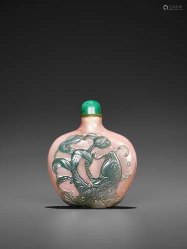 A GREEN OVERLAY PINK GLASS ‘CARP IN LOTUS POND’ SNUFF BOTTLE, QING DYNASTY