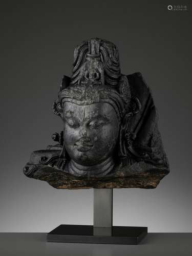 A HEAVY BLACK STONE HEAD OF AVALOKITESHVARA, PALA PERIOD