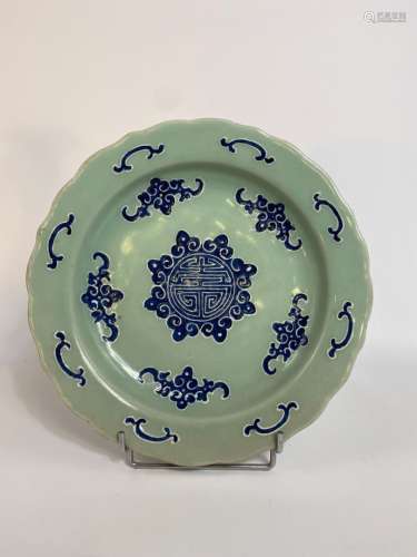瓷胎青瓷白蓝多棱镜盘 中国，青瓷背景，蓝色
