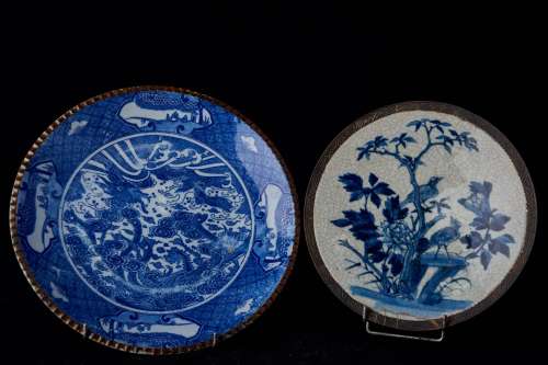 中国，19世纪。两件蓝白釉瓷盘，南京盘底有裂纹，饰牡丹花鸟（直径：27.5厘米，边缘有破损）。第二件是雨龙和云海间的凤凰（直径：33.8厘米）。