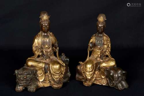 中国，20世纪，背面有宣德的异文标记。两件雕塑分别描绘了观音一面坐在狮子上，一面坐在大象上，拿着它们的属性。部分镀金的青铜。高度：28厘米，宽度：22厘米。