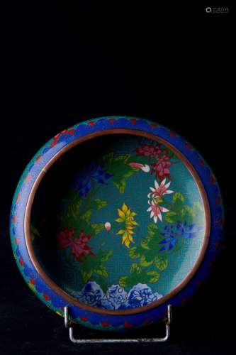 日本，20世纪。杯子的几何图案上装饰着花。铜和景泰蓝珐琅。直径：19.5厘米，高度：6厘米。