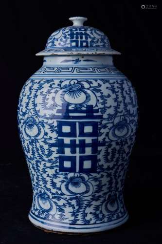 中国，清末，约1900年。白蓝釉瓷花瓶，花底人物。高度：43厘米。盖子上有小缺口。