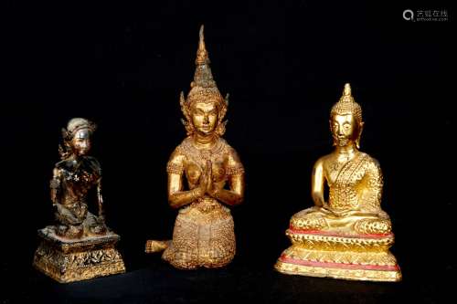 泰国，19世纪和20世纪，Ratanakosin风格。三尊雕像一方面代表佛祖，另一方面代表两个爱慕的女人。鎏金青铜，有的还上了部分漆。高度：14.5厘米、17.5厘米、22厘米。