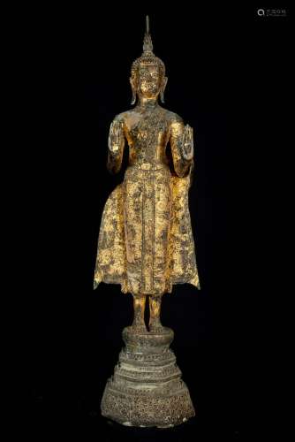 泰国，在拉塔纳科辛的味道。佛陀站在阶梯式的基座上，双手合十，戴着僧帽。青铜漆金。高度：94.5厘米。
