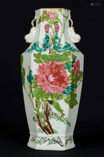 中国，20世纪，背面有标记。六角形花瓶，饰以花卉、诗词和变焦手柄。聚色釉瓷。高度：32.5厘米。小小的意外，却有缘。