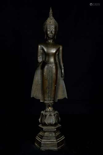 老挝，20世纪初。佛陀站在莲花上做出无畏的姿态。青铜色的棕色铜锈。高度：66厘米