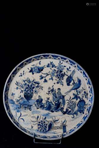 在亚洲的味道。蓝白釉裂纹瓷圆盘。裝飾品代表兩個人物在花園裡被鳥兒飛過。直径：32厘米