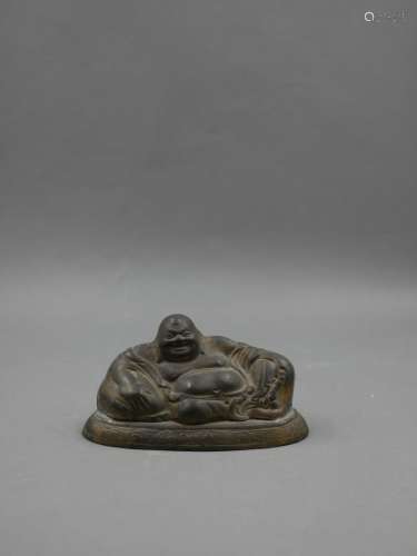 中国，20世纪。雕琢的青铜主体，描绘弥勒佛躺着，右手拿着富贵袋，左手拿着念珠。顶部：：6厘米