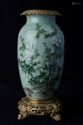 中国，20世纪。青铜制的栏杆花瓶。青花瓷器上有珐琅彩和彩绘花卉装饰。高度：38.5厘米。上部有裂缝。