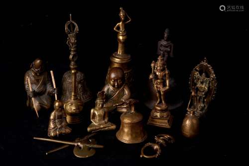 各种亚洲，20世纪。一批铜器包括6个钟、3个佛像、1个哈努曼像等。