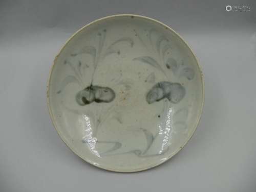 中国，明末时期，17世纪。青花瓷瓷碗，盖下有花纹。直径：18.7厘米；烧断层和轧制。