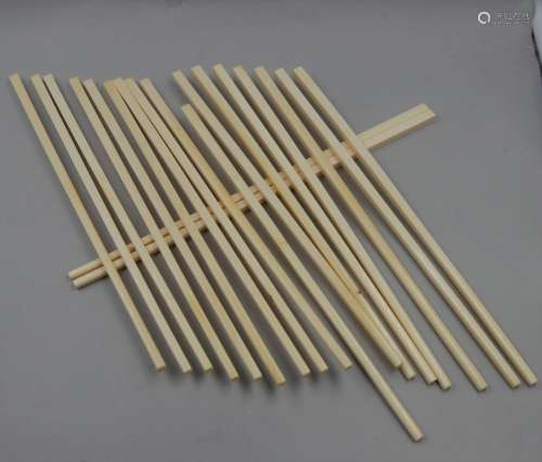 中国，20世纪。一套20根筷子，用于吃饭。树脂。长度：27厘米。污渍。附有不均匀的树脂梳。长度：18.2厘米。