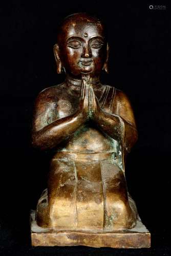 中国，20世纪，背上有康熙的讳记。佛祖双手合十跪在胸前。部分镀金的青铜。高度：23厘米。