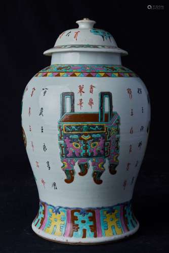 中国，20世纪初。花瓶装饰古朴的花瓶。聚色釉瓷。高度：44厘米。以前装的是灯。粘合的盖子。罕见的小意外。