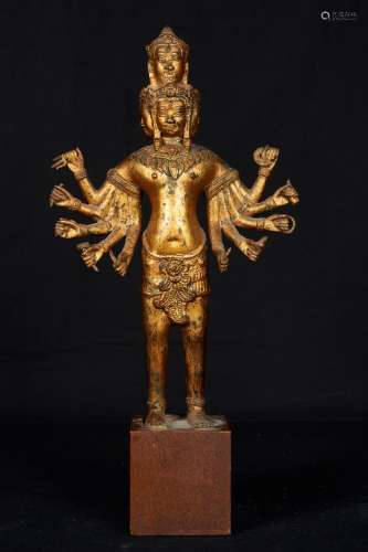 柬埔寨，20世纪。描绘了千手观音菩萨站立的情景。鎏金青铜。不含底座的高度：35.5厘米。
