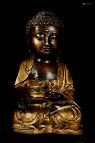 中国，20世纪。佛陀手捧寺庙模型静坐。背面有伪书标记。部分镀金的青铜。高度：21厘米。