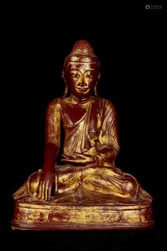 缅甸，20世纪初。佛坐地证位。红金漆铜。高度：46厘米，长度：34厘米，深度：17厘米。损坏的基础（小缺和震荡）和头发修复。