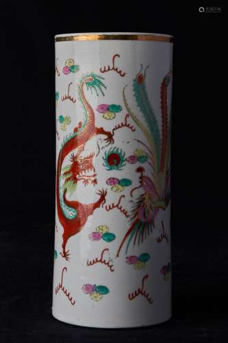 中国，20世纪。拍品由龙凤纹卷轴瓶组成。釉上彩和镀金瓷器（高：28厘米，底部有穿孔）。黑底多色琺瑯瓷蓋花瓶，飾以花卉、蝴蝶，背面有印記（高：27厘米）。