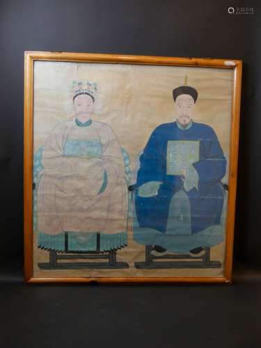 中国，约1900年。画的是几位达官贵人的坐姿，按传统的说法是象形的。米色背景上的多色颜料和镀金。尺寸：90 X 98厘米。褶皱。边框上有小的破损。玻璃下装裱，竹框。