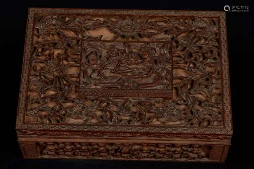 柬埔寨，20世纪初。盒子的盖子中央部分雕刻着罗摩衍那的场景，然后木头是镂空的，雕刻着神话中的动物、花朵等......在正面的下部，有跳舞的阿普萨拉斯的楣。木头。长：30厘米，高：9.5厘米，宽：21厘米。事故