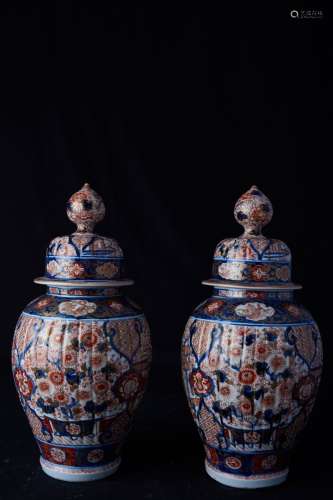 20世纪初，伊玛里。一对镀金和多色釉瓷花瓶。宫殿和花的装饰，配件楣和奖章。高度：48厘米。一个破损的胶盖。