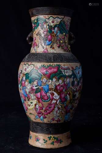 中国，20世纪，南京。反面的标记。花瓶上饰有战斗场景。裂纹瓷和珐琅彩瓷器，有多色装饰。高度：48厘米。